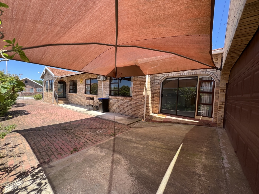 4 Bedroom Property for Sale in Wavecrest Eastern Cape